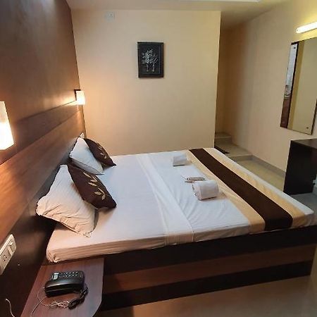 S4 Residency Hotel Madras Buitenkant foto