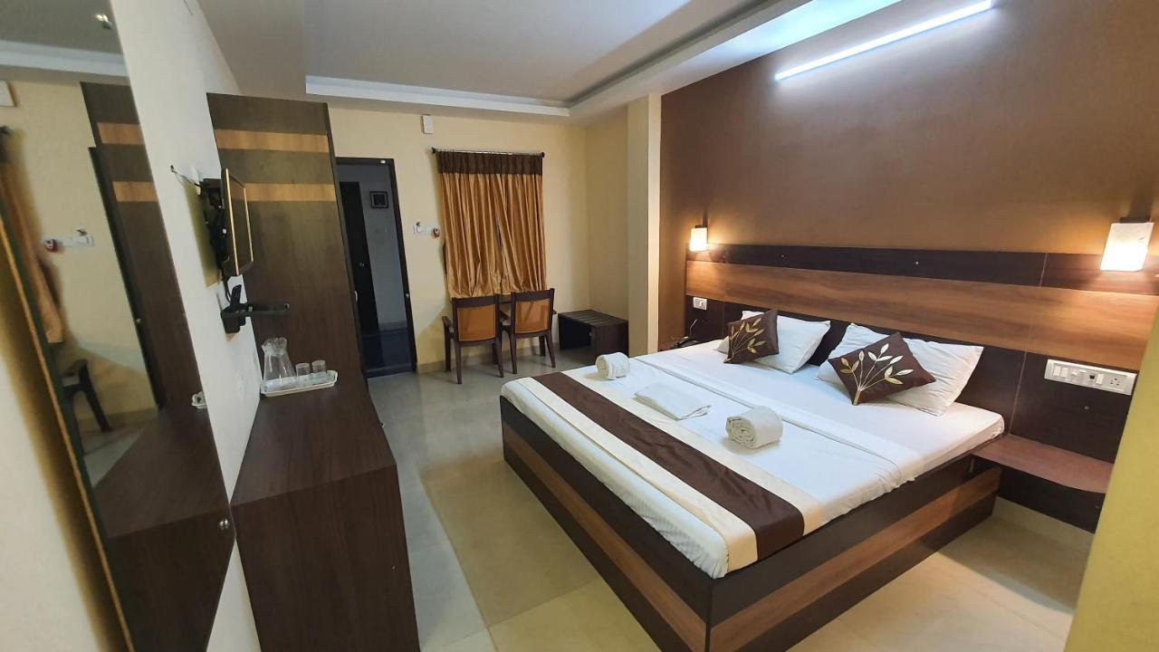 S4 Residency Hotel Madras Buitenkant foto