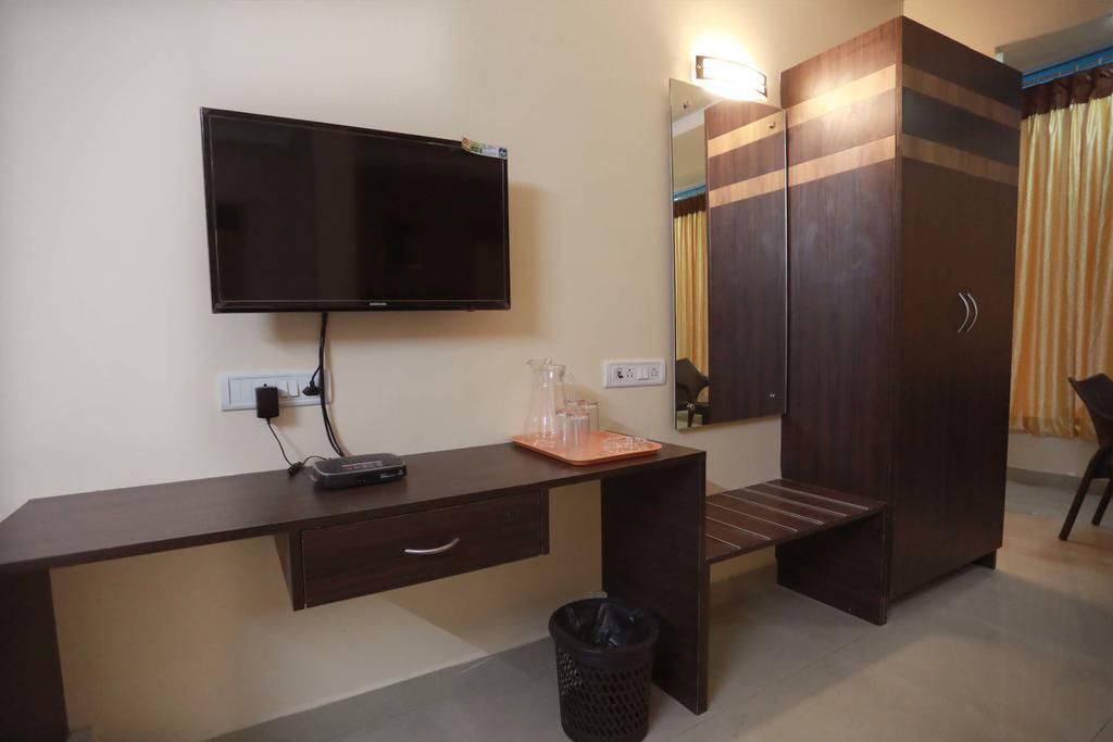 S4 Residency Hotel Madras Buitenkant foto